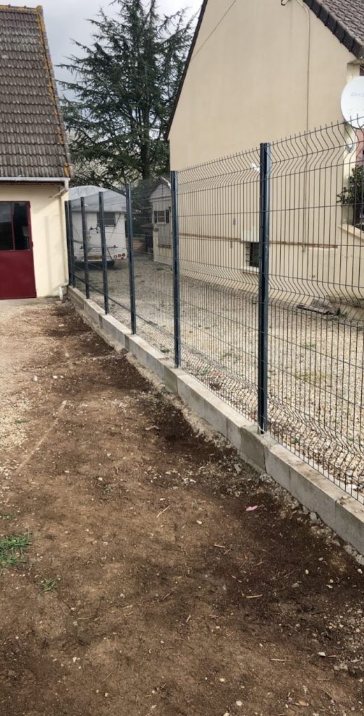 Sécurité et esthétisme : la pose de clôture par MR BOTTIER Elagage abattage seine et marne